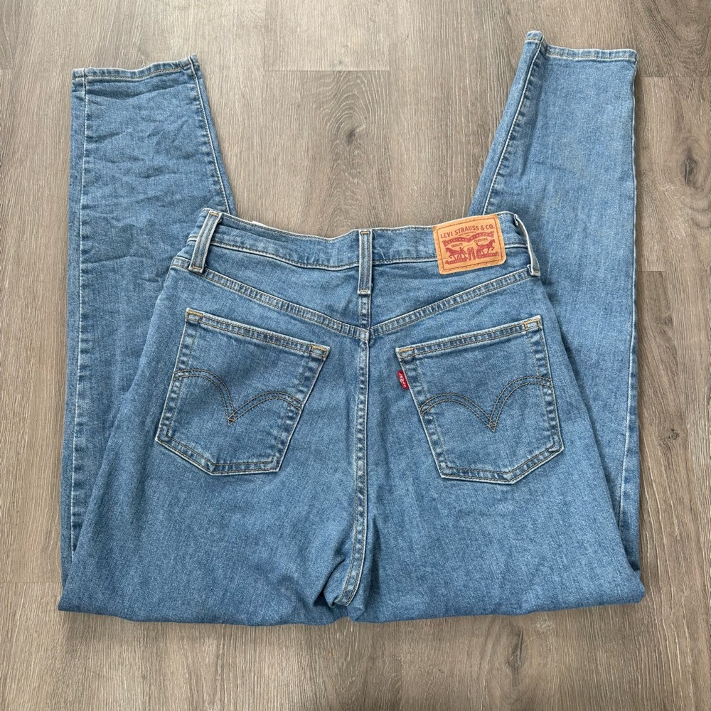 Levi’s high waisted Taper Blue Denim Jeans size 28 like new